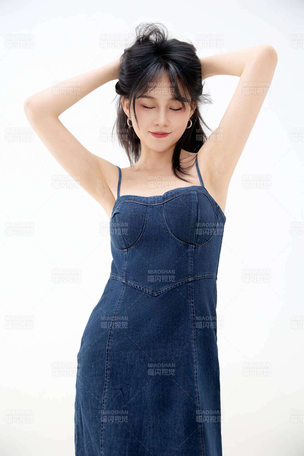 影棚拍摄穿着牛仔连体裙的夏日出行美女图片