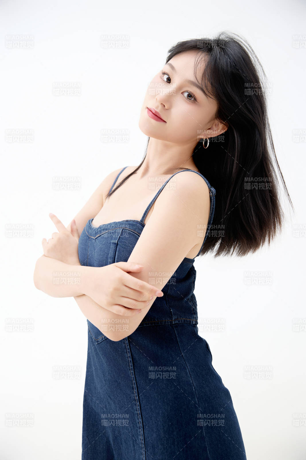 影棚拍摄穿着牛仔连体裙的夏日出行美女图片