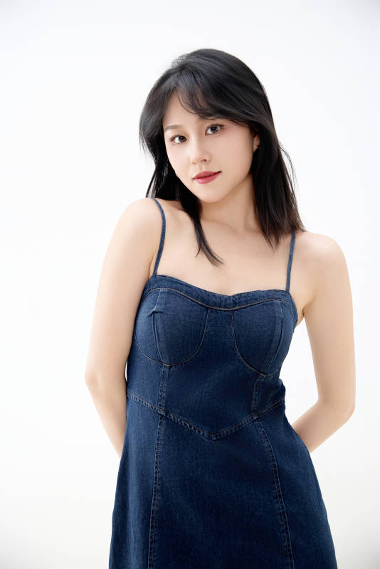 影棚拍摄穿着牛仔连体裙的夏日出行美女图片