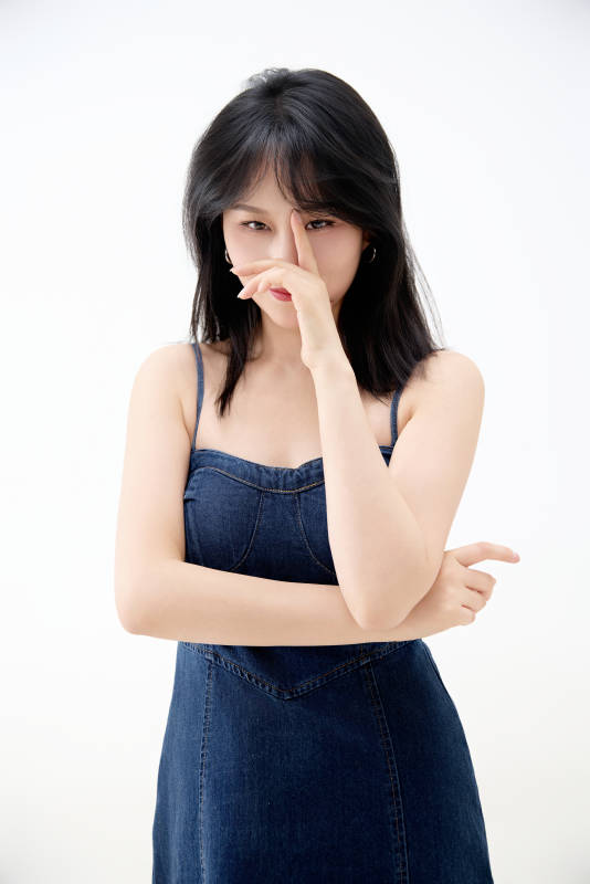 影棚拍摄穿着牛仔连体裙的夏日出行美女图片