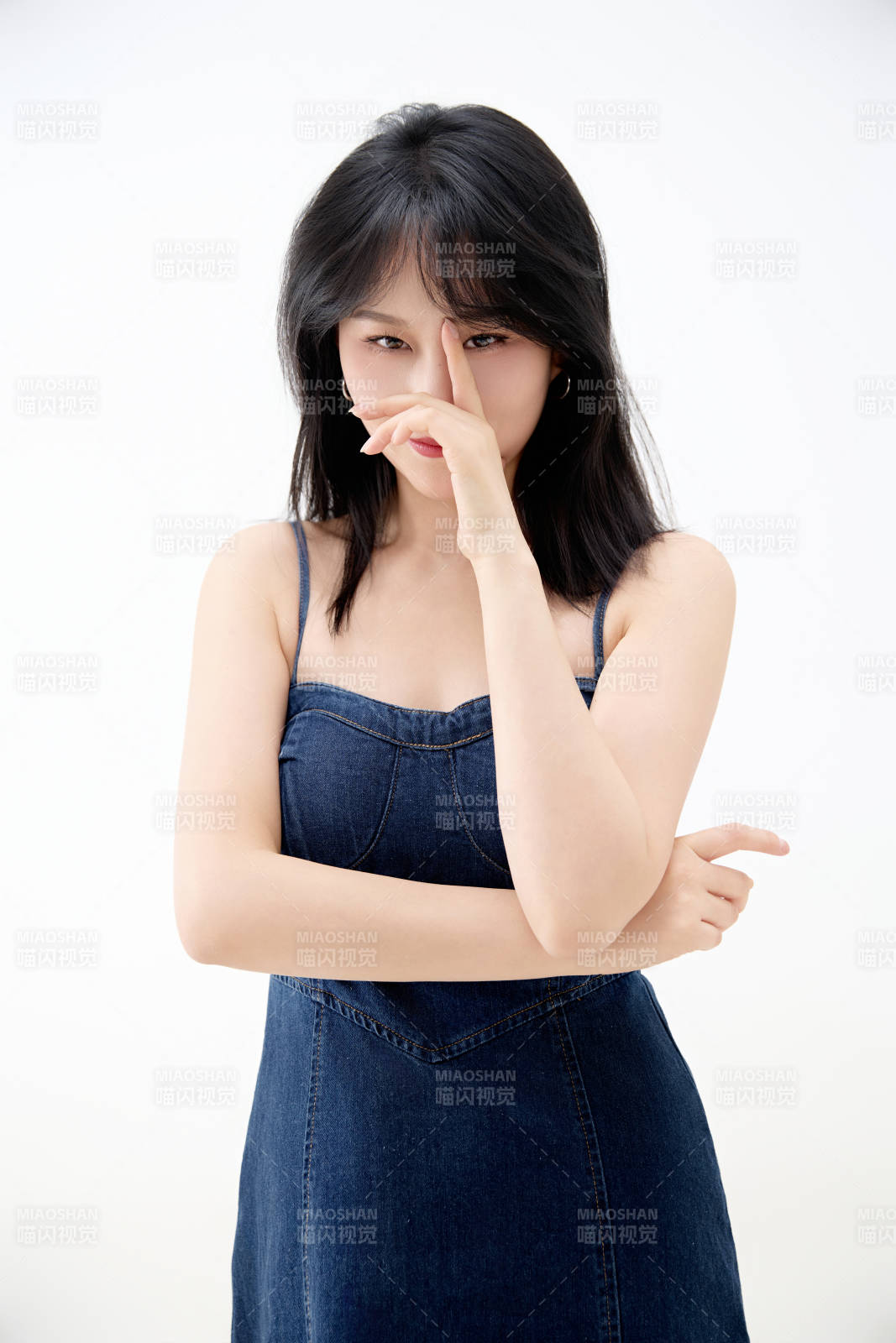 影棚拍摄穿着牛仔连体裙的夏日出行美女图片