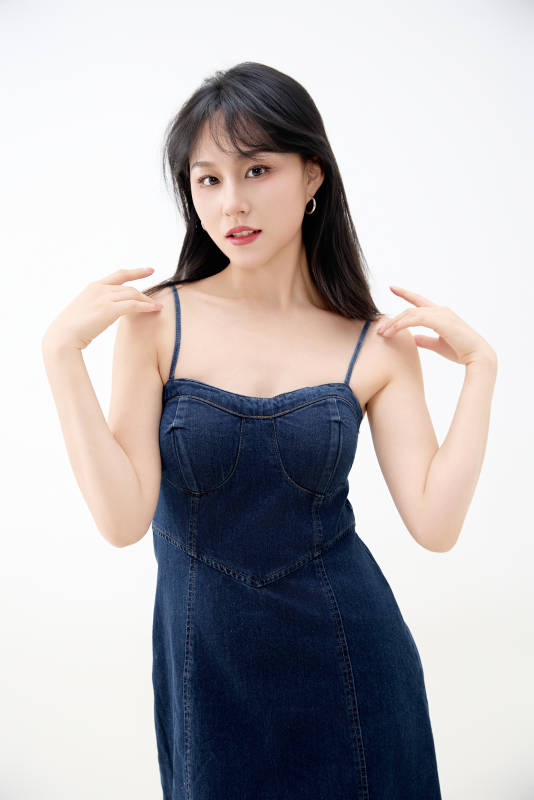 影棚拍摄穿着牛仔连体裙的夏日出行美女图片