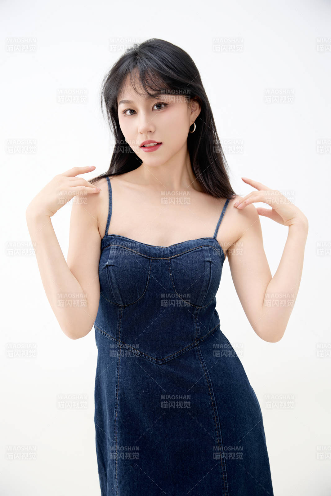 影棚拍摄穿着牛仔连体裙的夏日出行美女图片