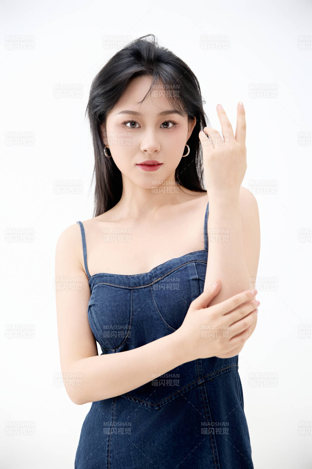 影棚拍摄穿着牛仔连体裙的夏日出行美女图片