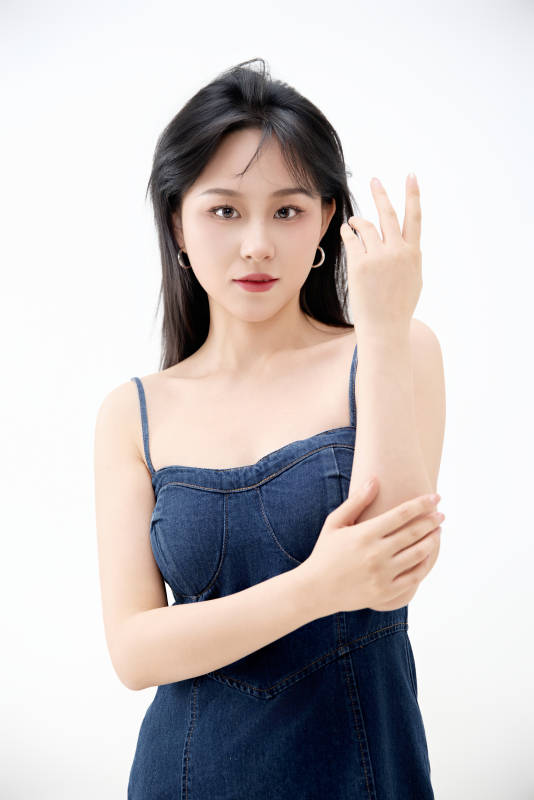 影棚拍摄穿着牛仔连体裙的夏日出行美女图片