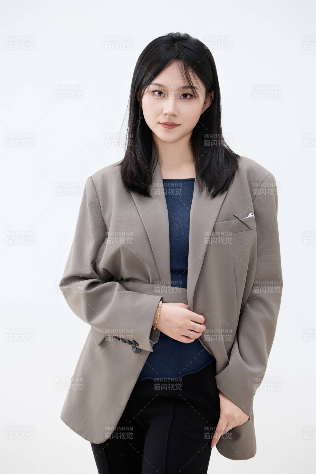 白色背景下穿着西装的职业女性形象图片