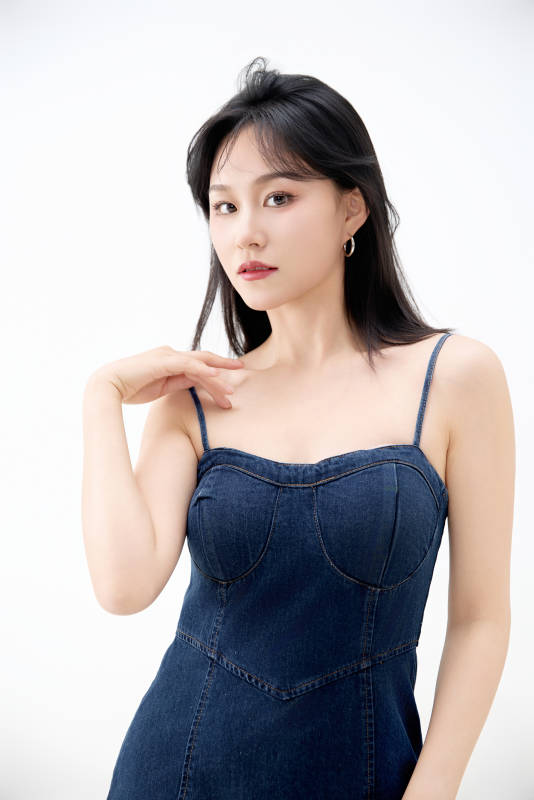 影棚拍摄穿着牛仔连体裙的夏日出行美女图片