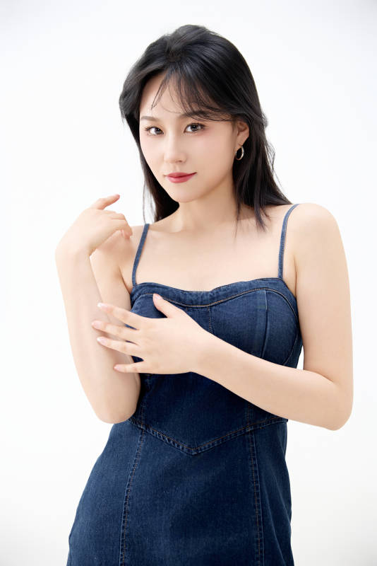 影棚拍摄穿着牛仔连体裙的夏日出行美女图片