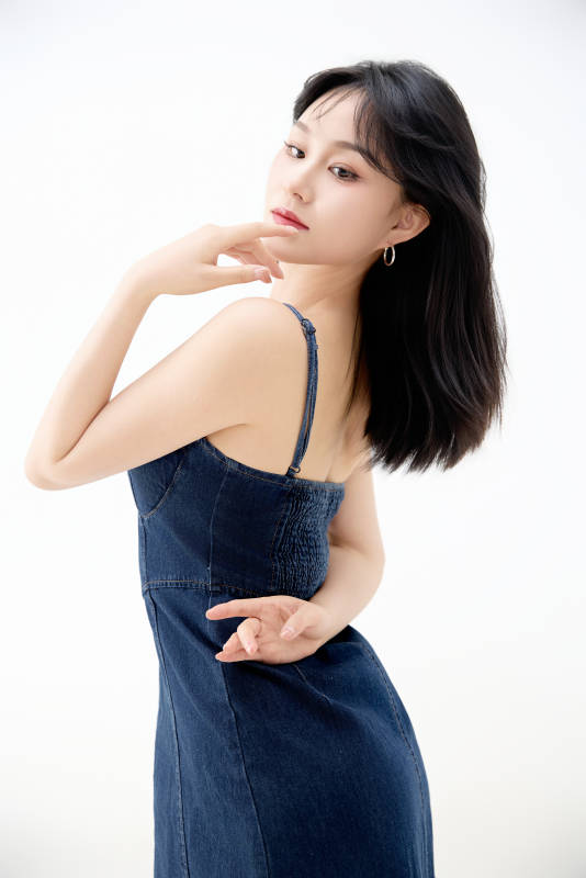 影棚拍摄穿着牛仔连体裙的夏日出行美女图片