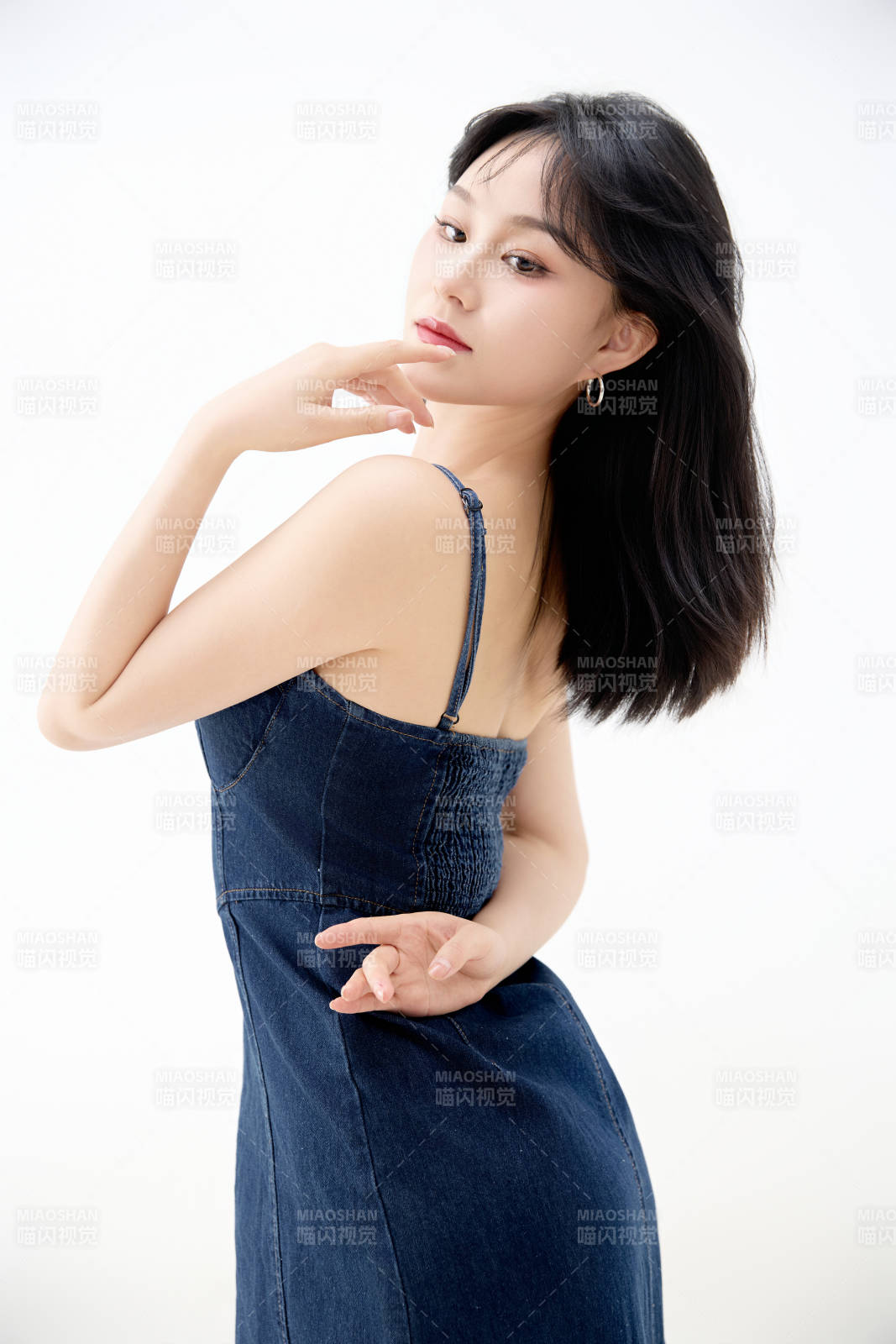 影棚拍摄穿着牛仔连体裙的夏日出行美女图片