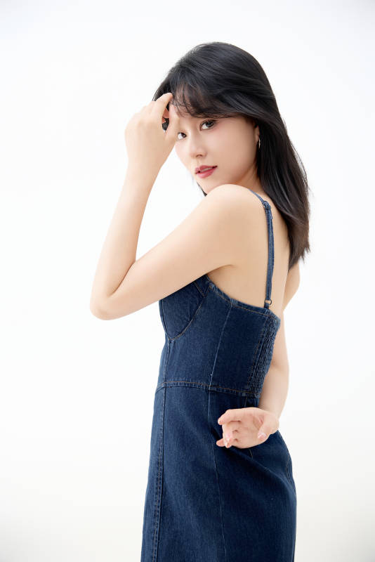 影棚拍摄穿着牛仔连体裙的夏日出行美女图片