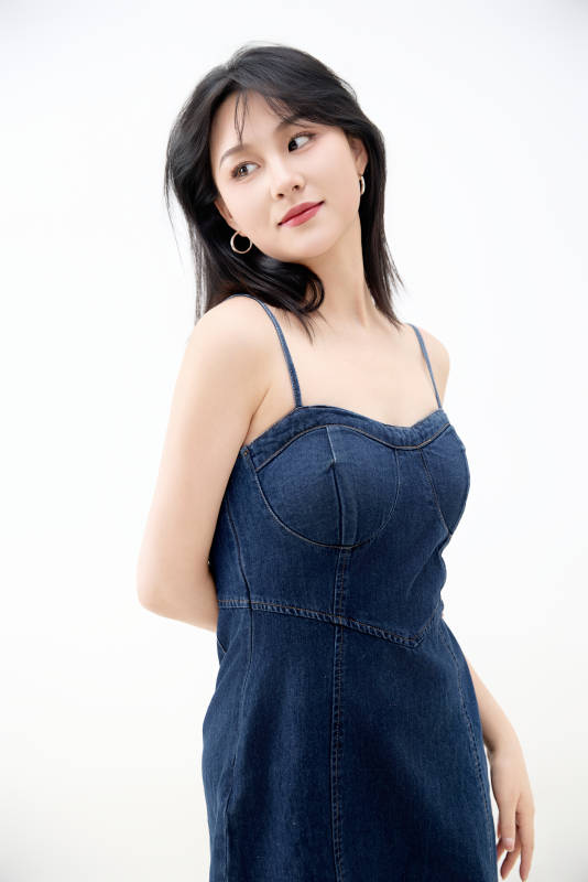 影棚拍摄穿着牛仔连体裙的夏日出行美女图片