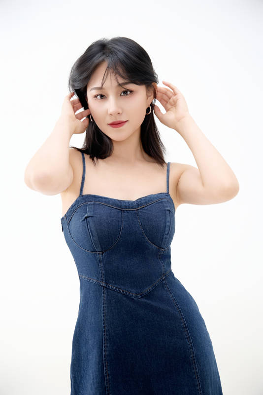 影棚拍摄穿着牛仔连体裙的夏日出行美女图片