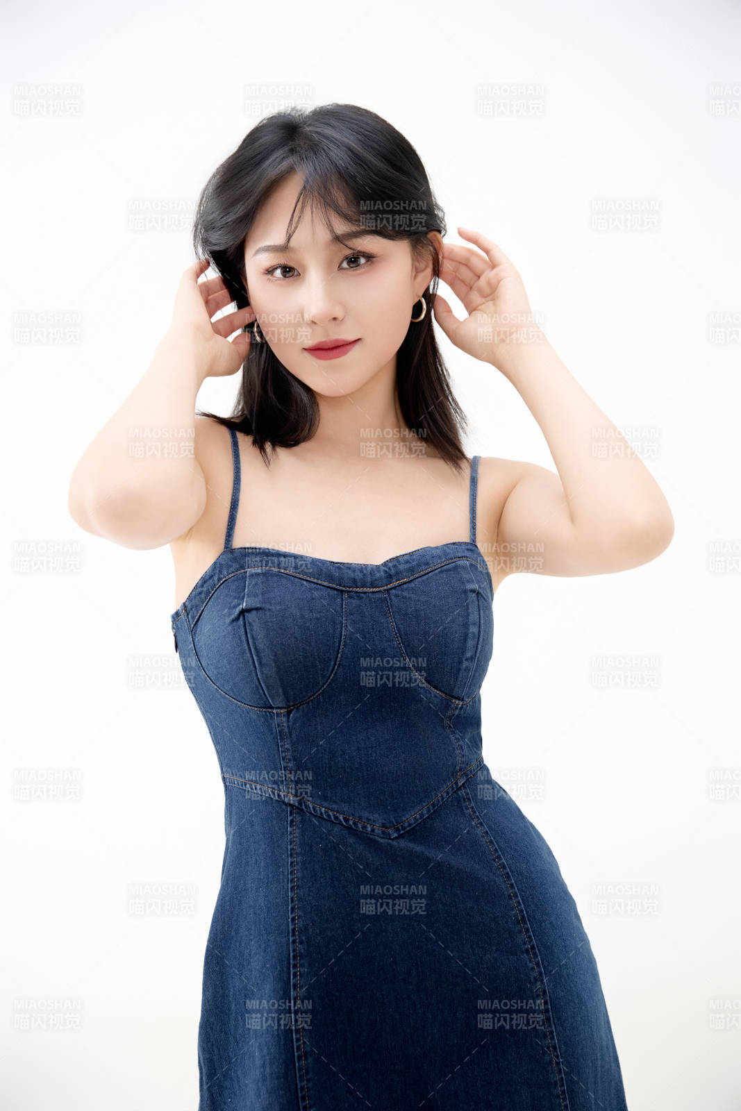 影棚拍摄穿着牛仔连体裙的夏日出行美女图片