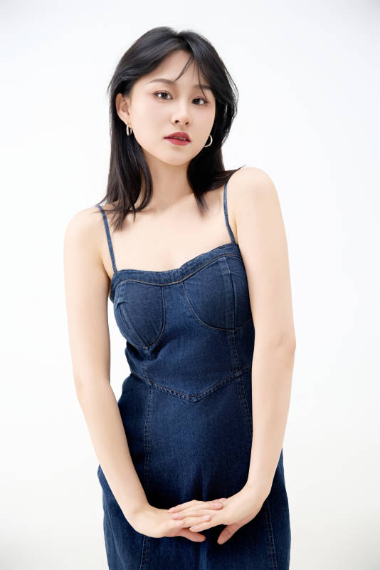 影棚拍摄穿着牛仔连体裙的夏日出行美女图片