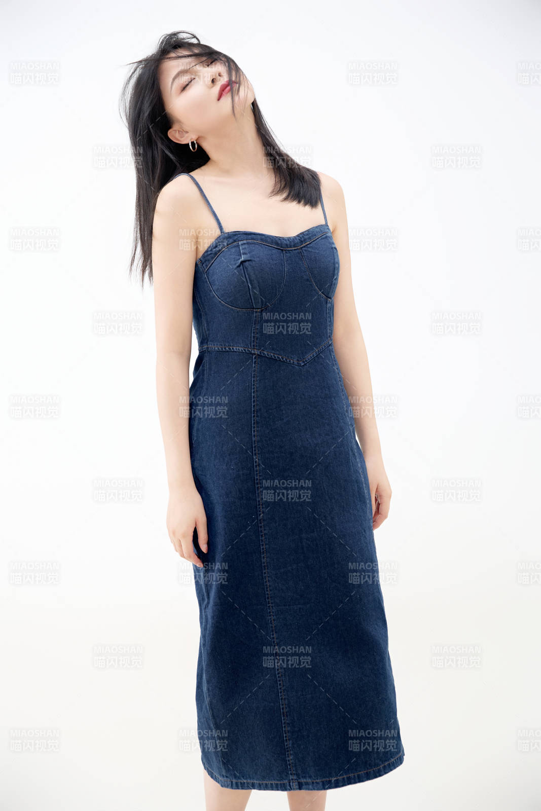 影棚拍摄穿着牛仔连体裙的夏日出行美女图片