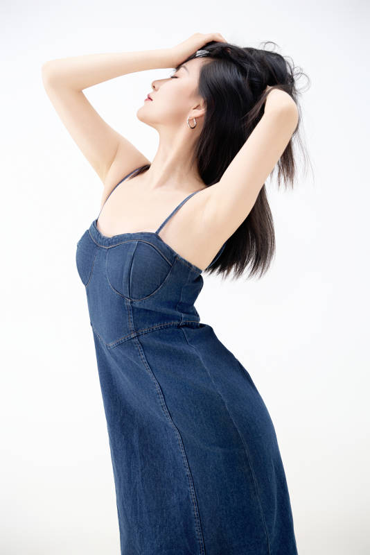 影棚拍摄穿着牛仔连体裙的夏日出行美女图片