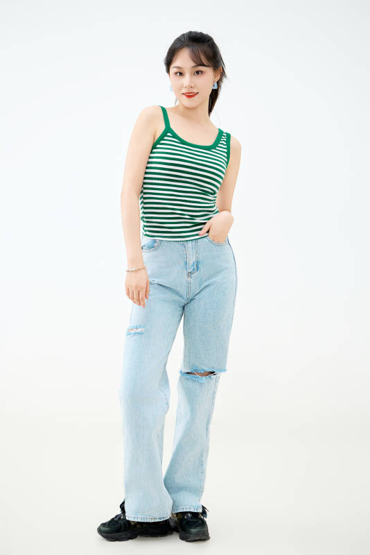 影棚拍摄穿着青春靓丽的亚洲女性夏季形象图片