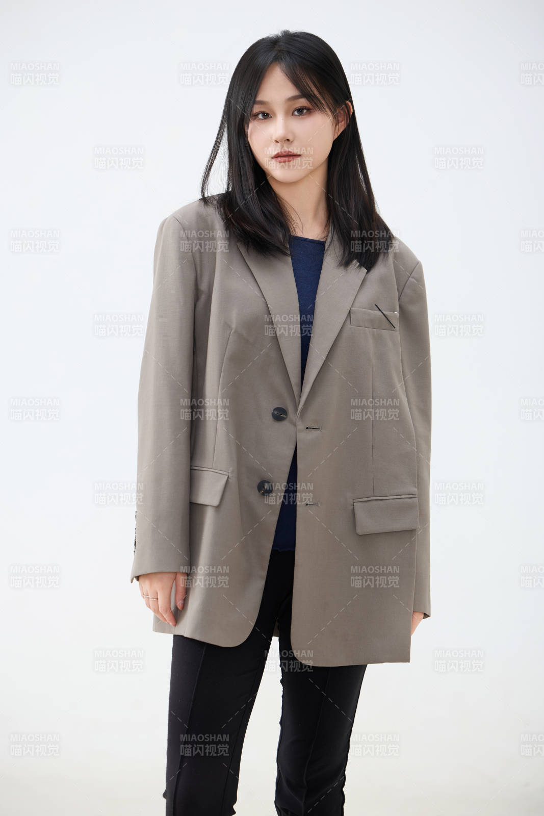 白色背景下穿着西装的职业女性形象图片