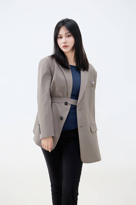 白色背景下穿着西装的职业女性形象图片