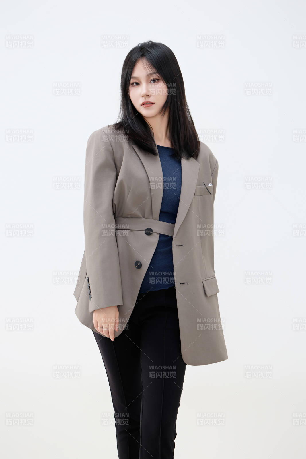 白色背景下穿着西装的职业女性形象图片