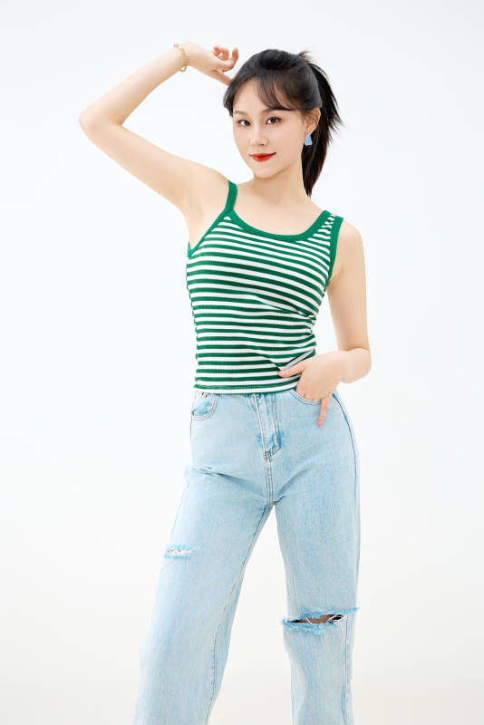 影棚拍摄穿着青春靓丽的亚洲女性夏季形象图片