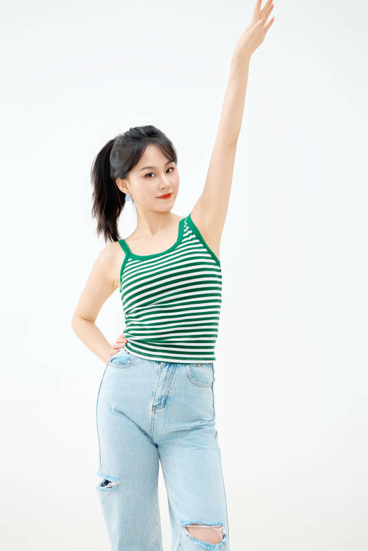 影棚拍摄穿着青春靓丽的亚洲女性夏季形象图片