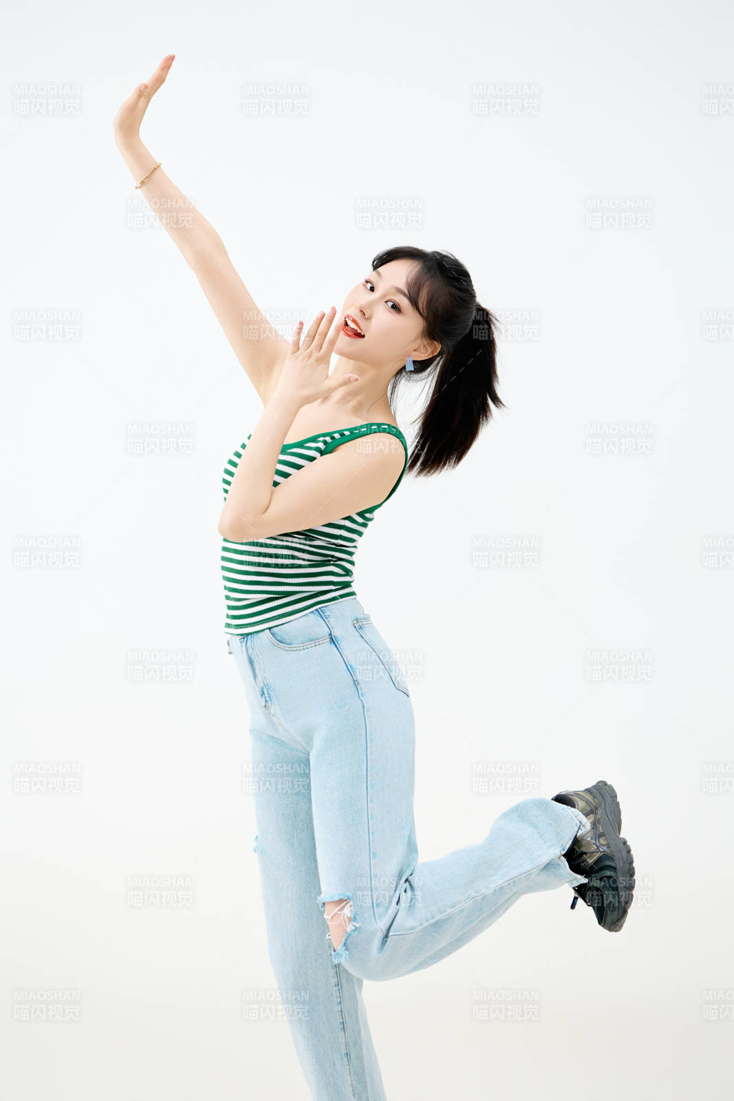 影棚拍摄穿着青春靓丽的亚洲女性夏季形象图片