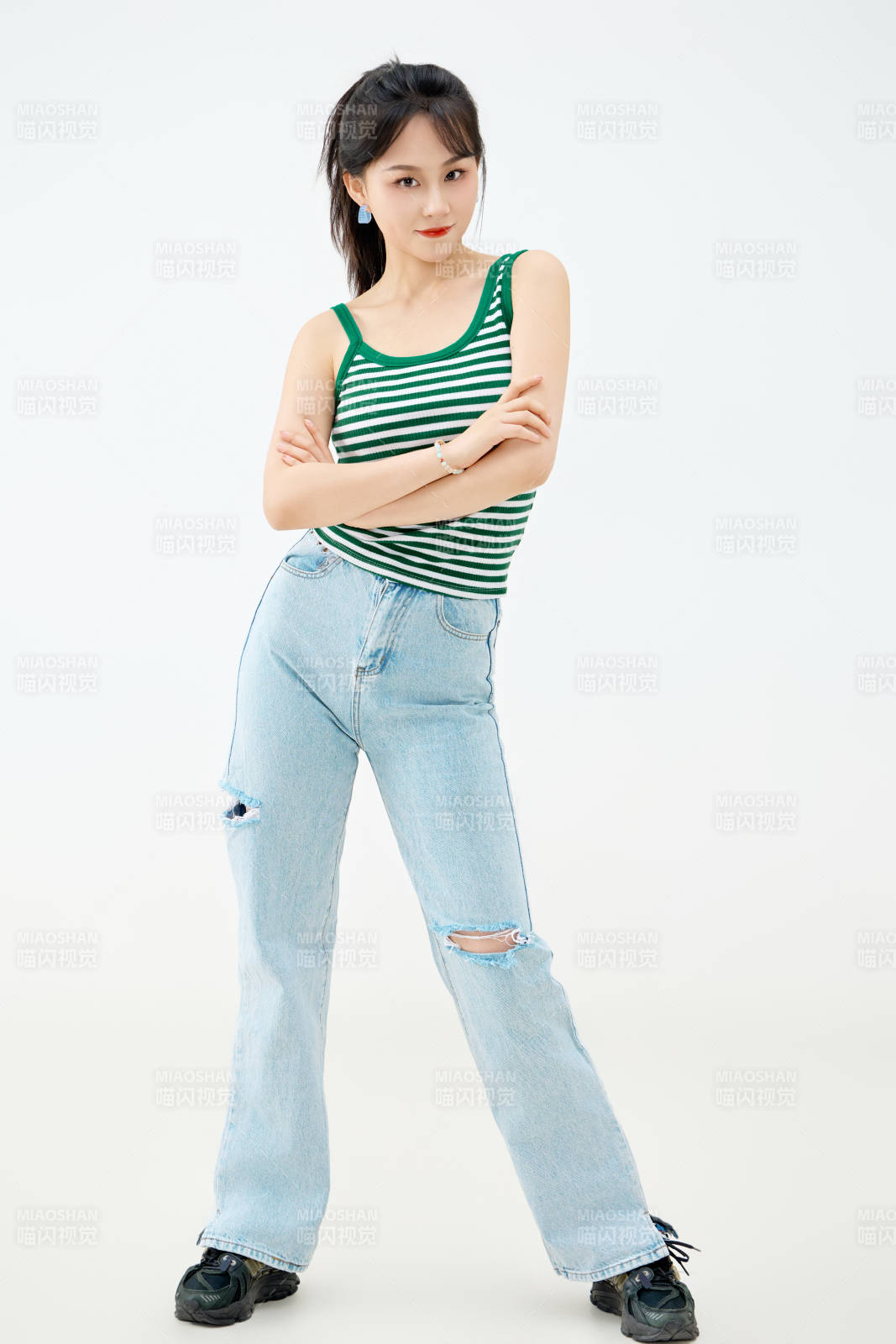 影棚拍摄穿着青春靓丽的亚洲女性夏季形象图片