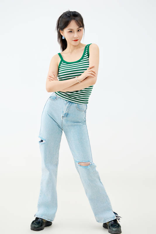 影棚拍摄穿着青春靓丽的亚洲女性夏季形象图片