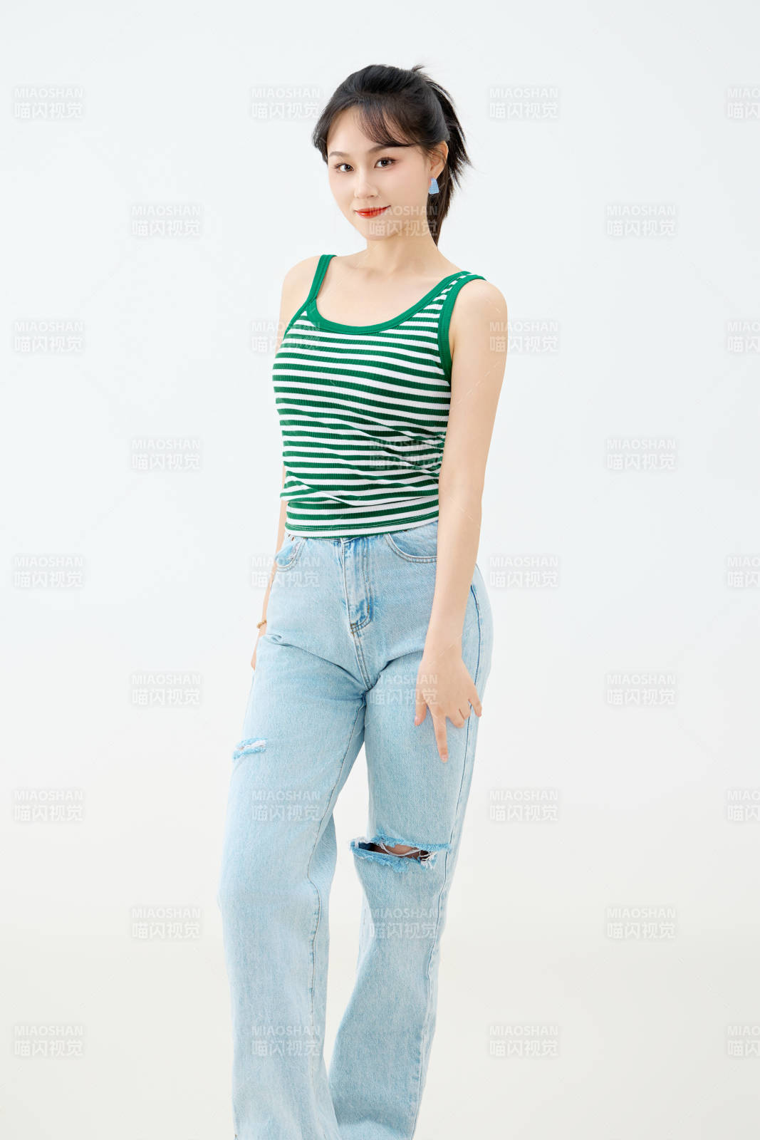 影棚拍摄穿着青春靓丽的亚洲女性夏季形象图片