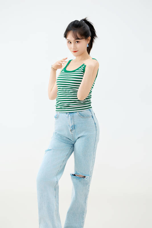 影棚拍摄穿着青春靓丽的亚洲女性夏季形象图片