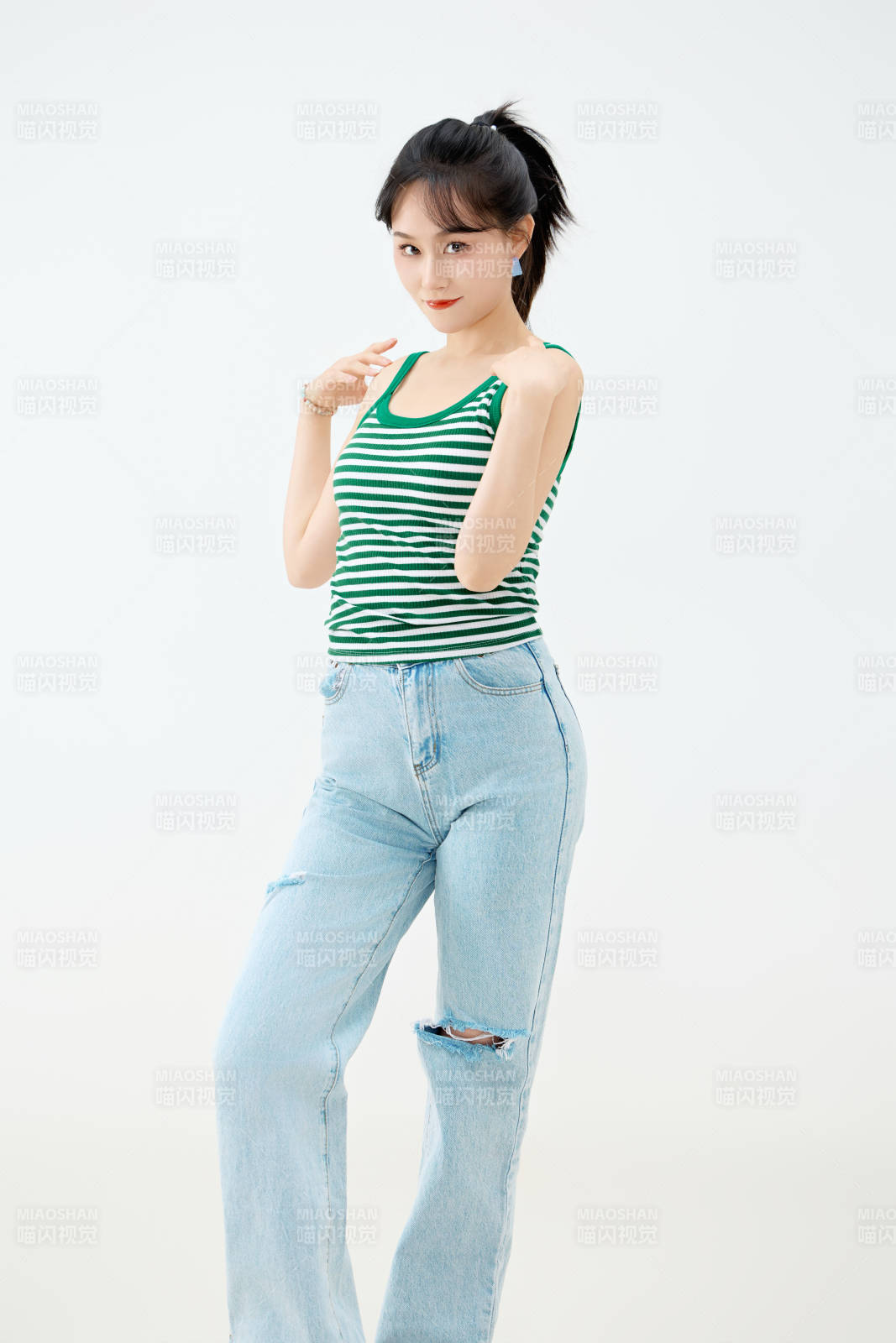 影棚拍摄穿着青春靓丽的亚洲女性夏季形象图片