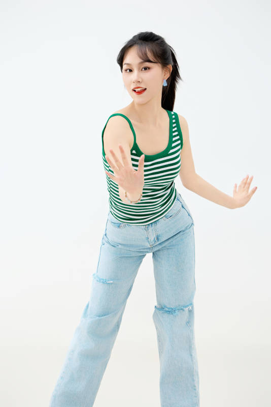 影棚拍摄穿着青春靓丽的亚洲女性夏季形象图片