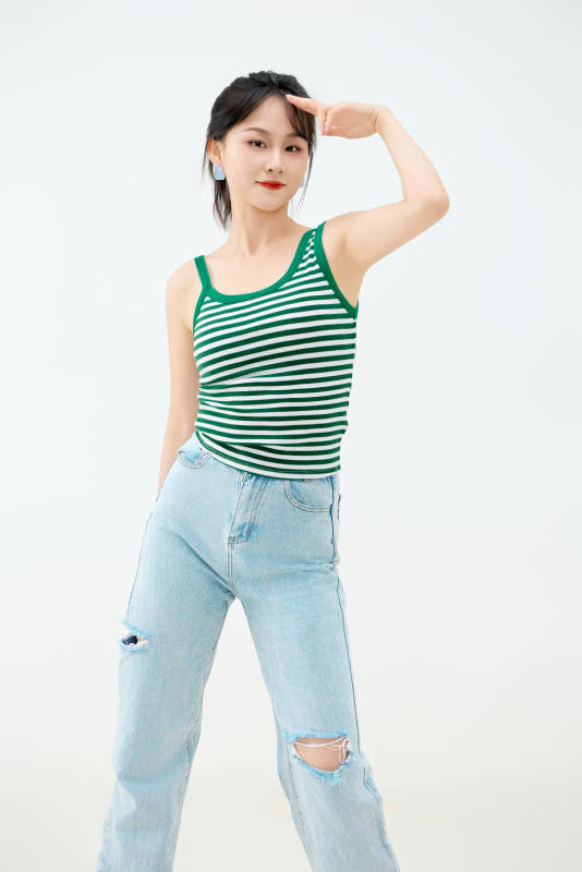 影棚拍摄穿着青春靓丽的亚洲女性夏季形象图片