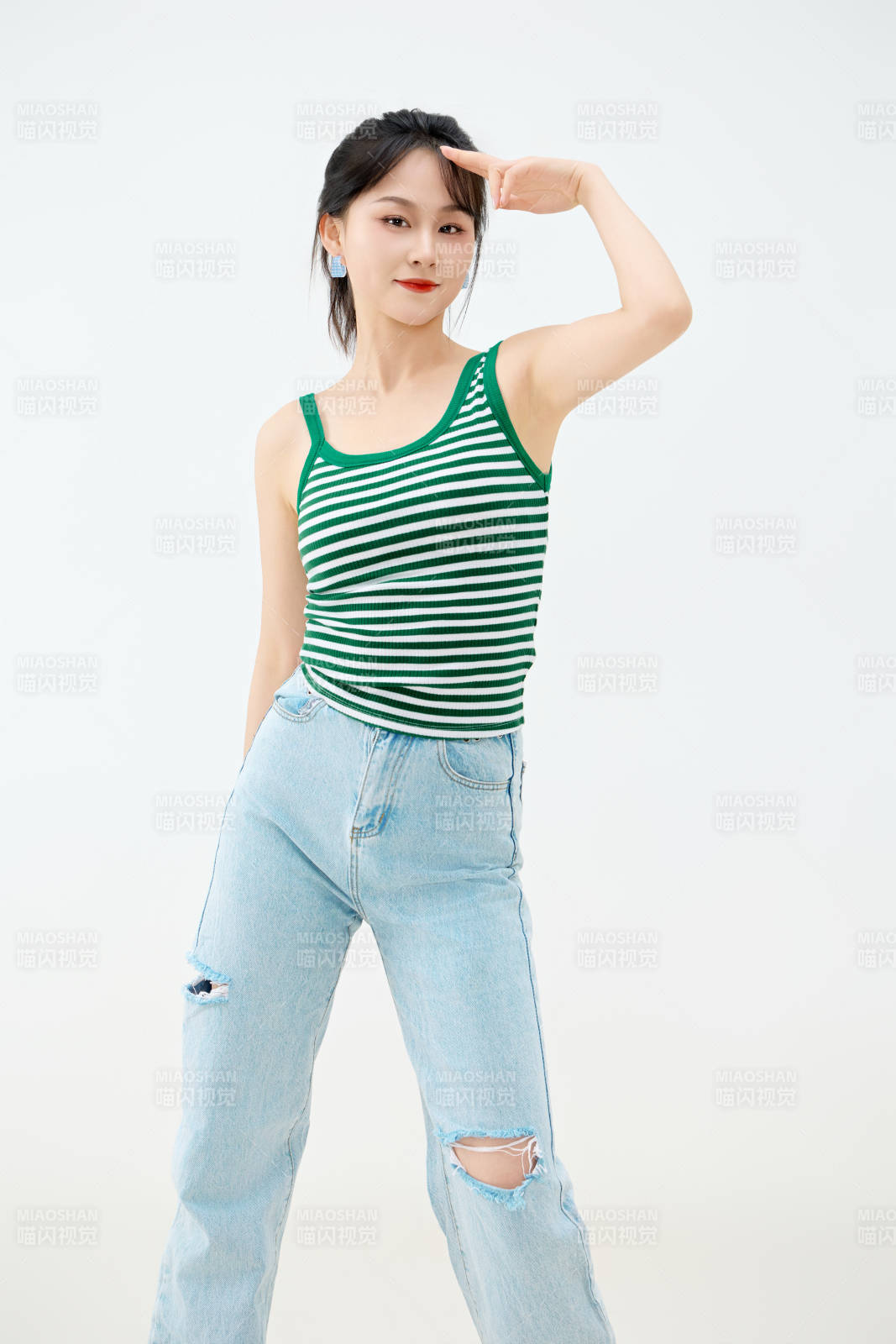 影棚拍摄穿着青春靓丽的亚洲女性夏季形象图片