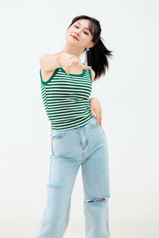 影棚拍摄穿着青春靓丽的亚洲女性夏季形象图片