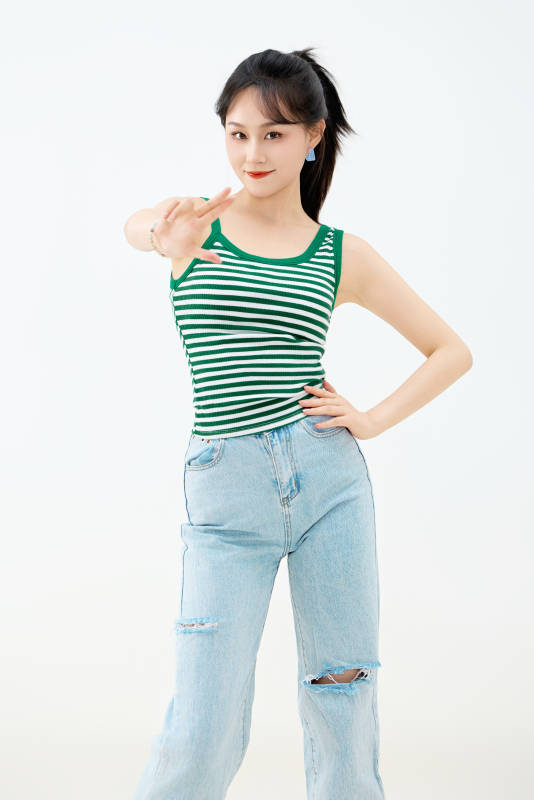 影棚拍摄穿着青春靓丽的亚洲女性夏季形象图片