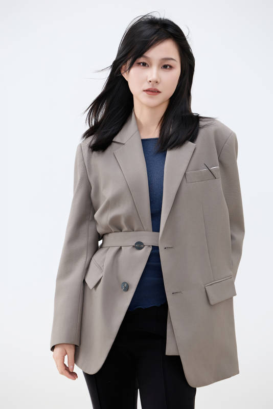 白色背景下穿着西装的职业女性形象图片