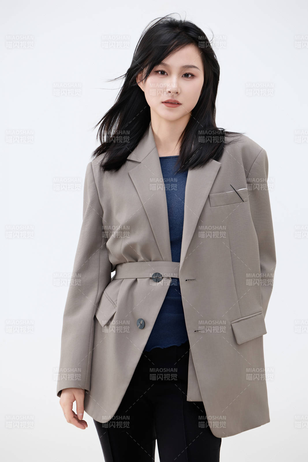 白色背景下穿着西装的职业女性形象图片