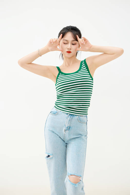 影棚拍摄穿着青春靓丽的亚洲女性夏季形象图片