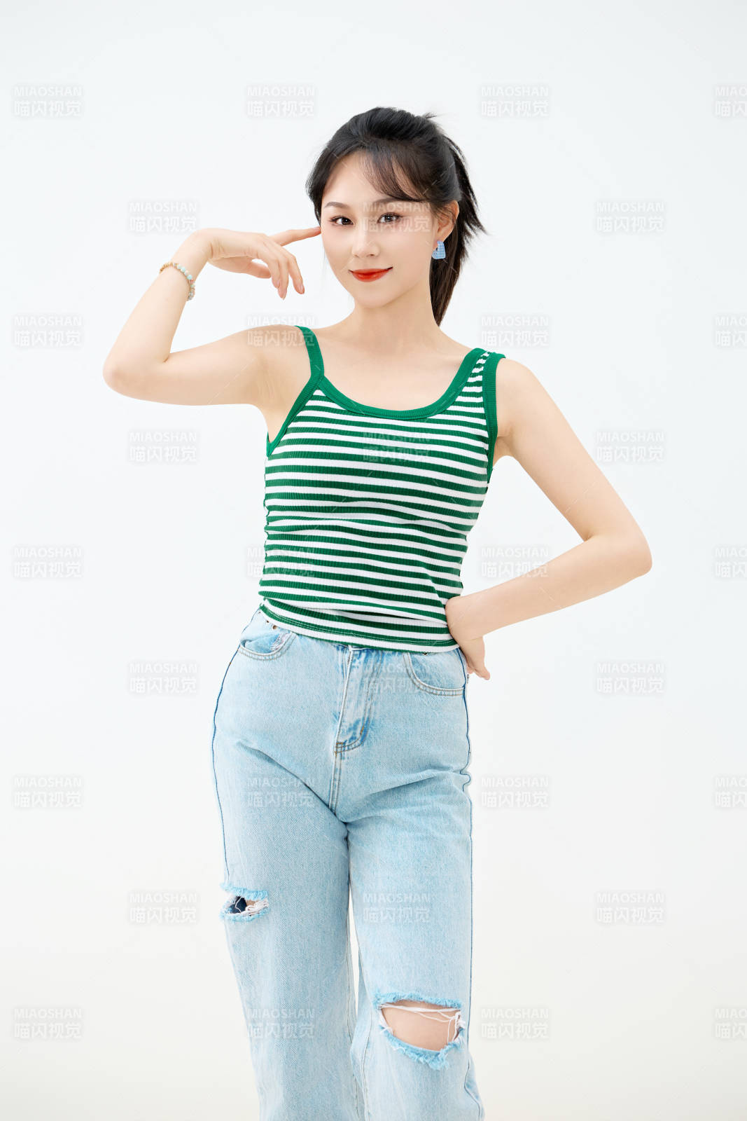 影棚拍摄穿着青春靓丽的亚洲女性夏季形象图片