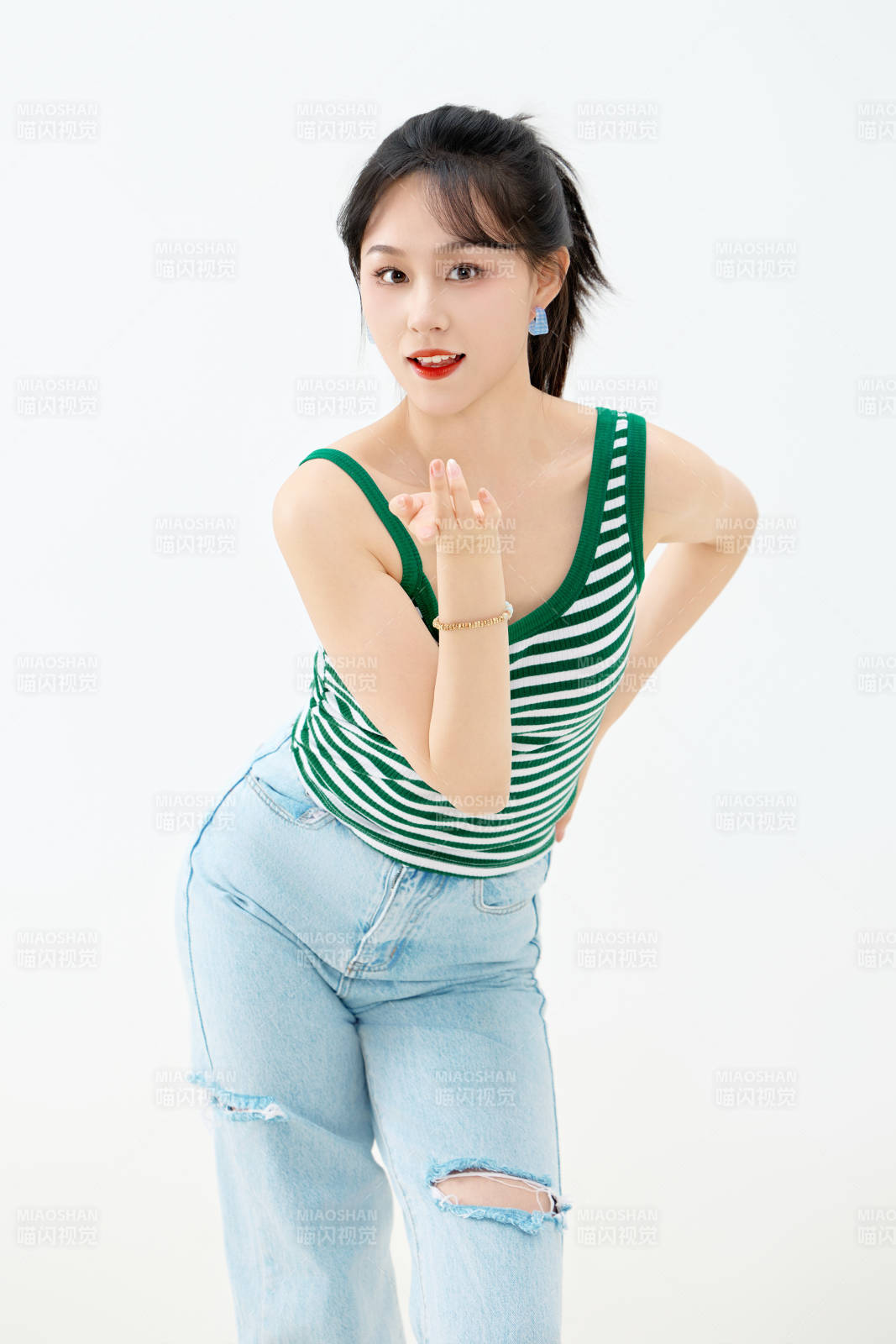 影棚拍摄穿着青春靓丽的亚洲女性夏季形象图片