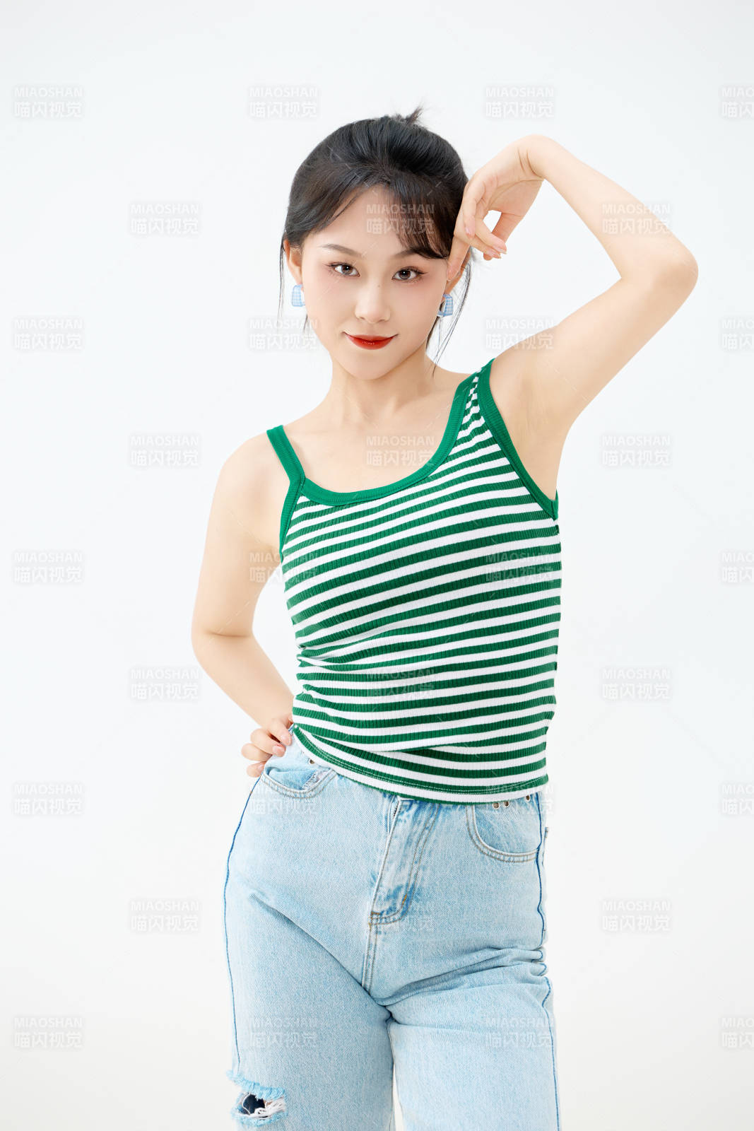 影棚拍摄穿着青春靓丽的亚洲女性夏季形象图片