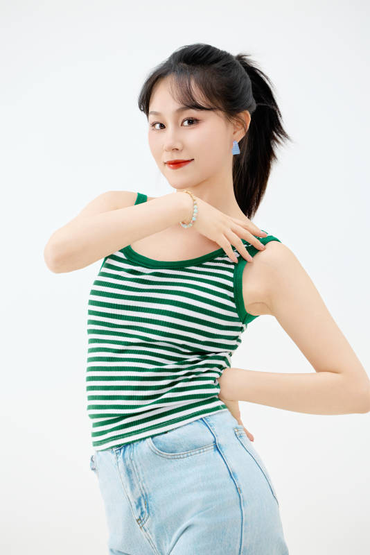 影棚拍摄穿着青春靓丽的亚洲女性夏季形象图片