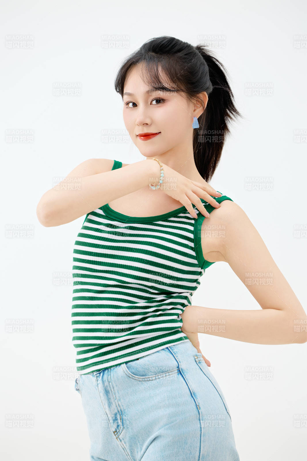 影棚拍摄穿着青春靓丽的亚洲女性夏季形象图片