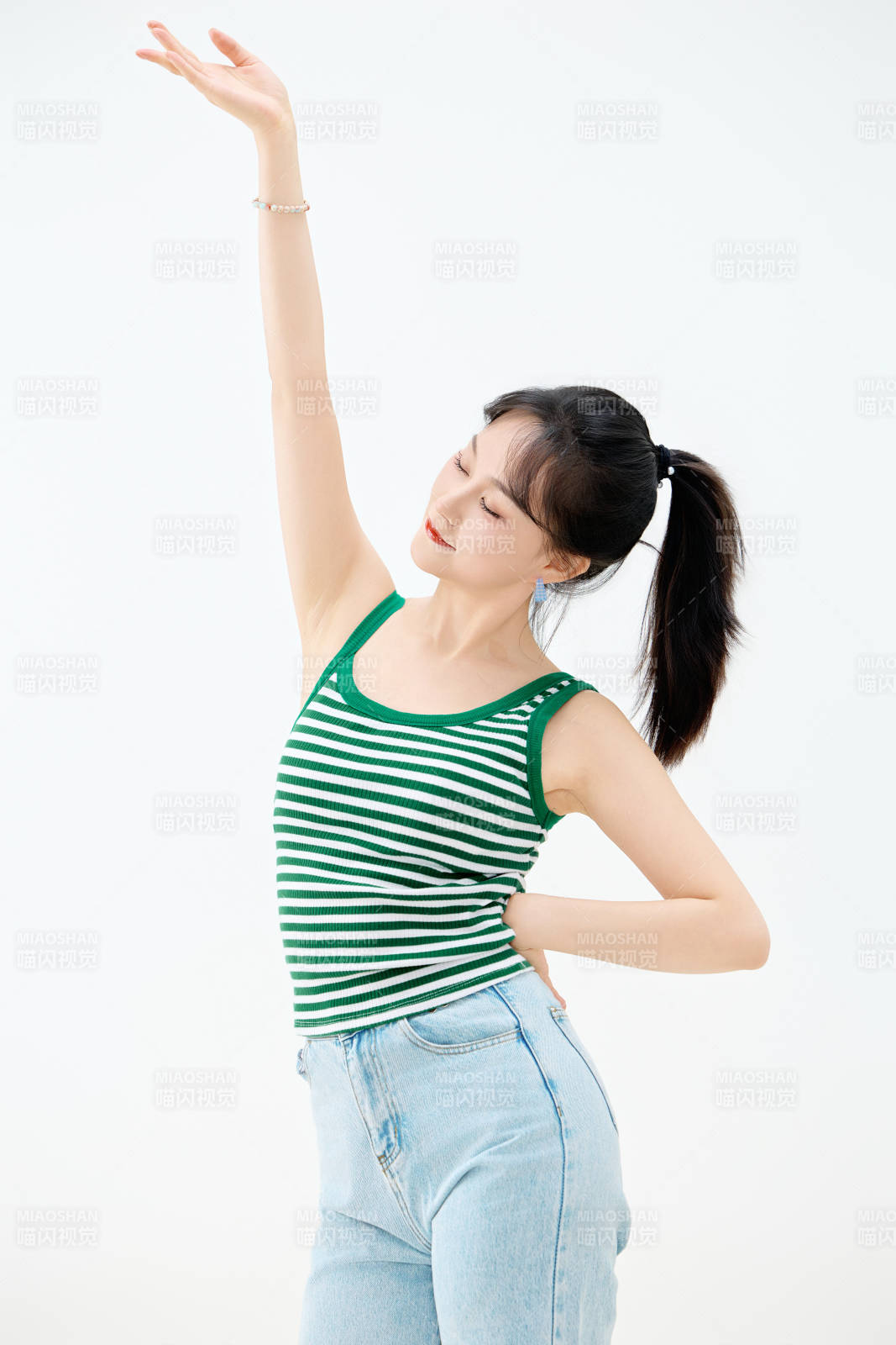 影棚拍摄穿着青春靓丽的亚洲女性夏季形象图片