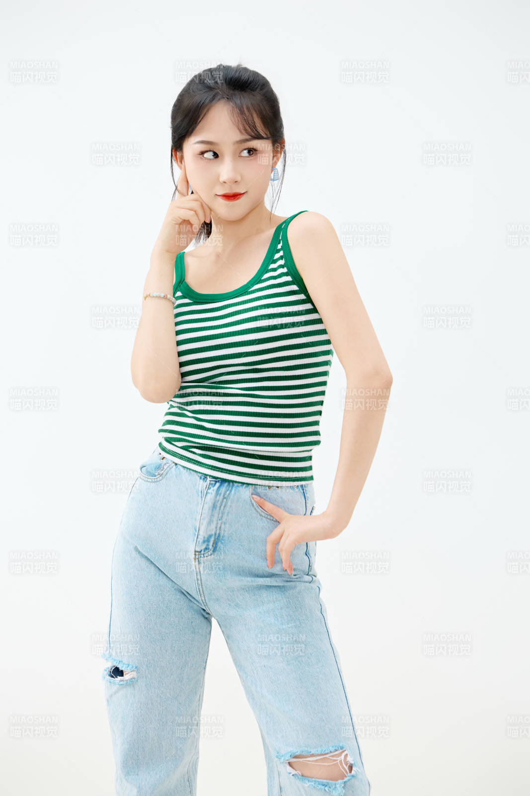 影棚拍摄穿着青春靓丽的亚洲女性夏季形象图片