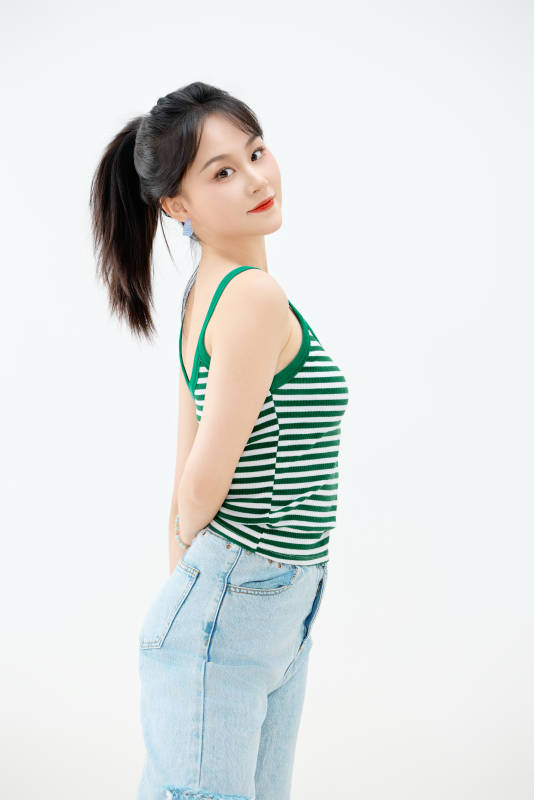 影棚拍摄穿着青春靓丽的亚洲女性夏季形象图片