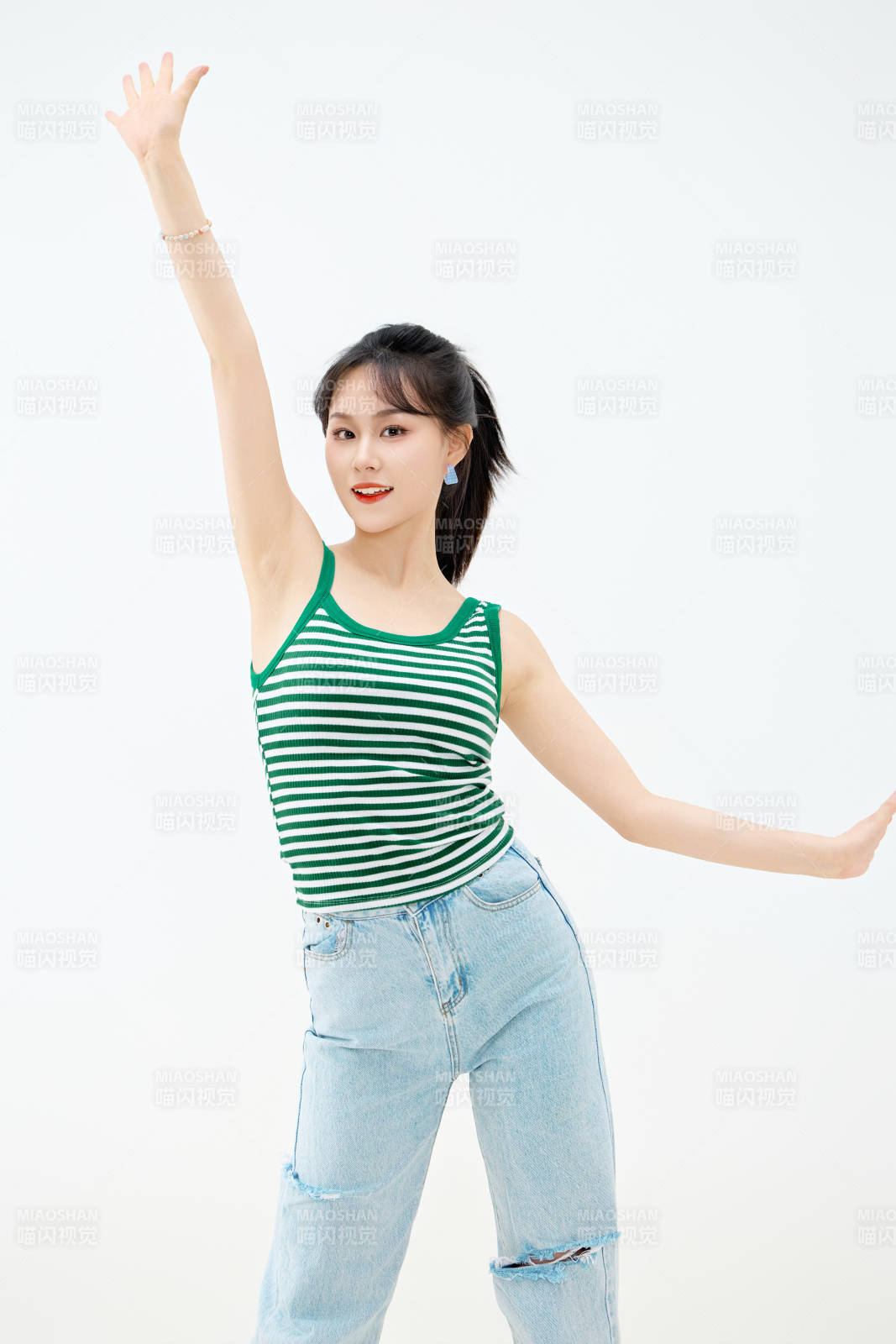 影棚拍摄穿着青春靓丽的亚洲女性夏季形象图片